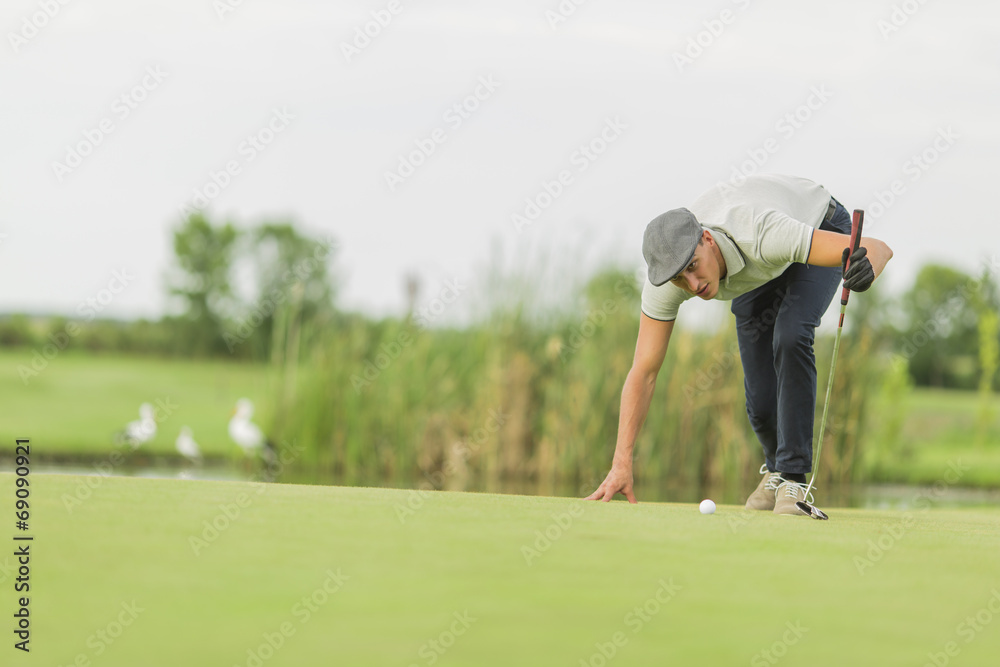 Obraz premium Young man playing golf