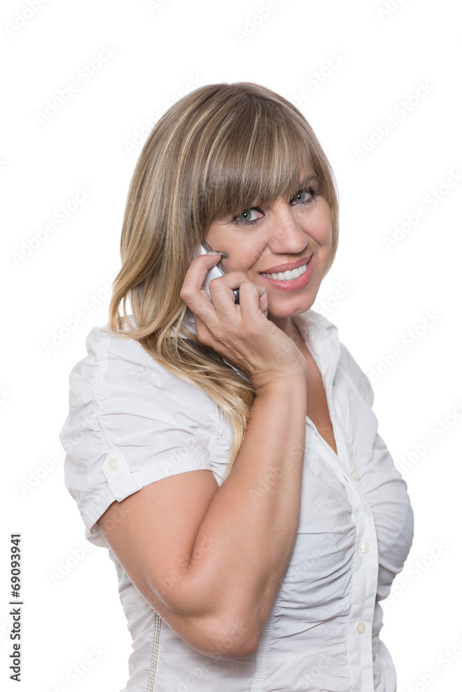 Lächelnde Frau telefoniert mit Smartphone Lächelnde Frau telefoniert mit Smartphone