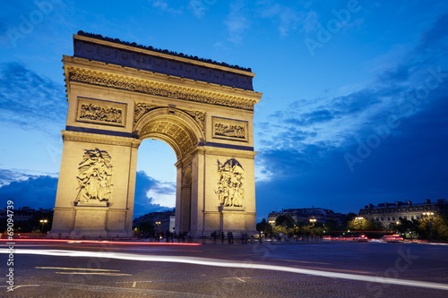 Triumphal Arch in Paris at night © andersphoto