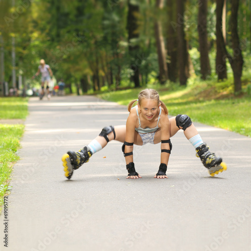 funny girl rollerblading