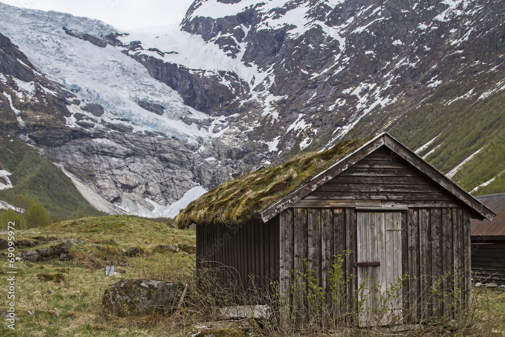 Almsiedlung vor einem Ausläufer des Jostedalsbreen Almsiedlung vor einem Ausläufer des Jostedalsbreen