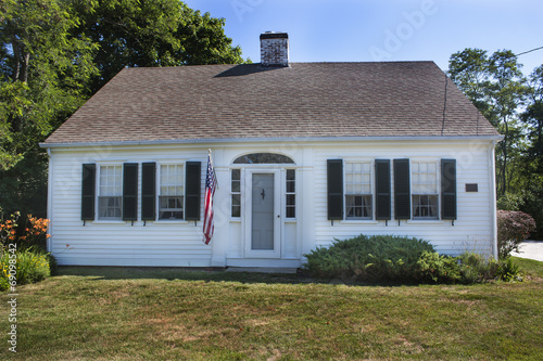 Foto White Cape Cod house with green shutters Massachusetts