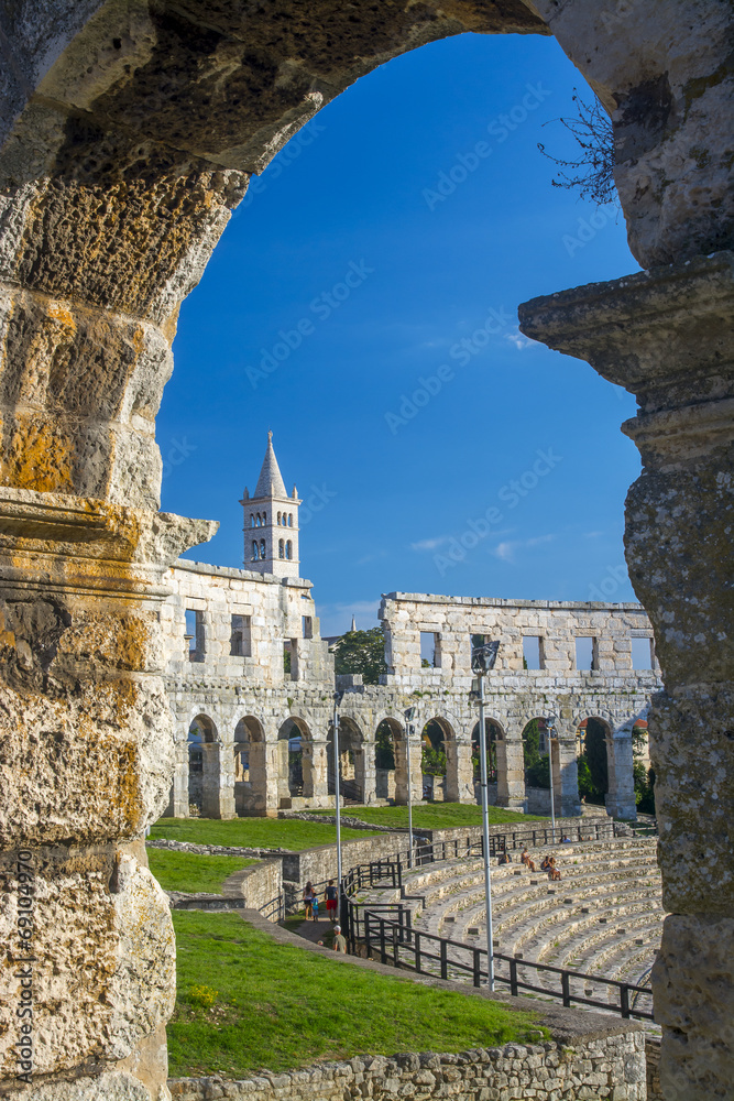Naklejka premium Ancient roman amphitheater in Pula, Istria, Croatia