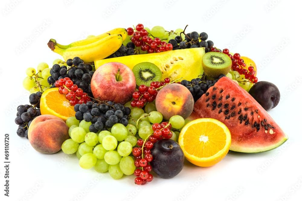 Farbenfrohes Obst auf weissem Hintergrund