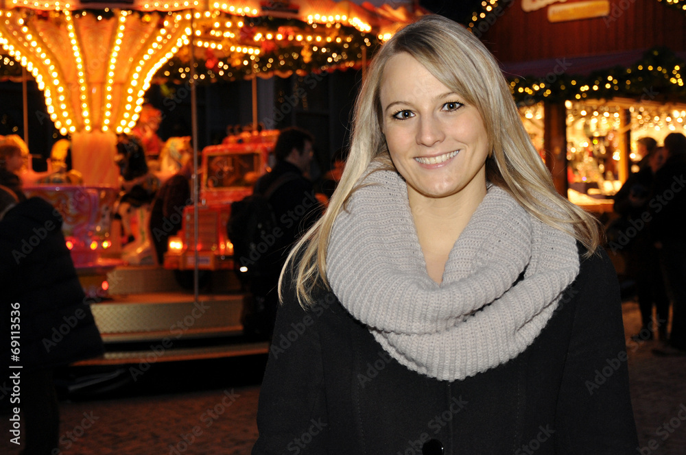 Frau vor Karussell auf Winter-Kirmes Frau vor Karussell auf Winter-Kirmes