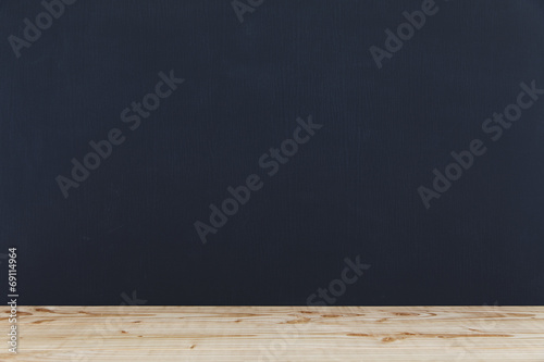 Tafel mit Holzablage