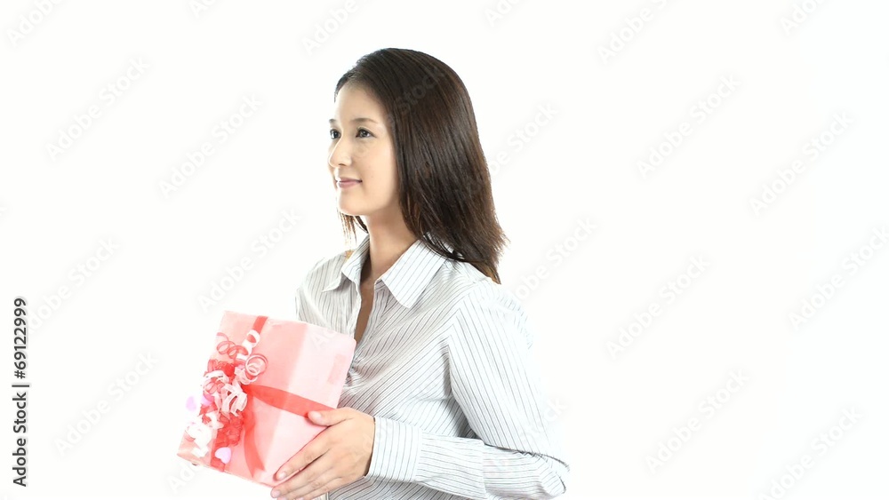 プレゼントを持つ笑顔の女性 プレゼントを持つ笑顔の女性