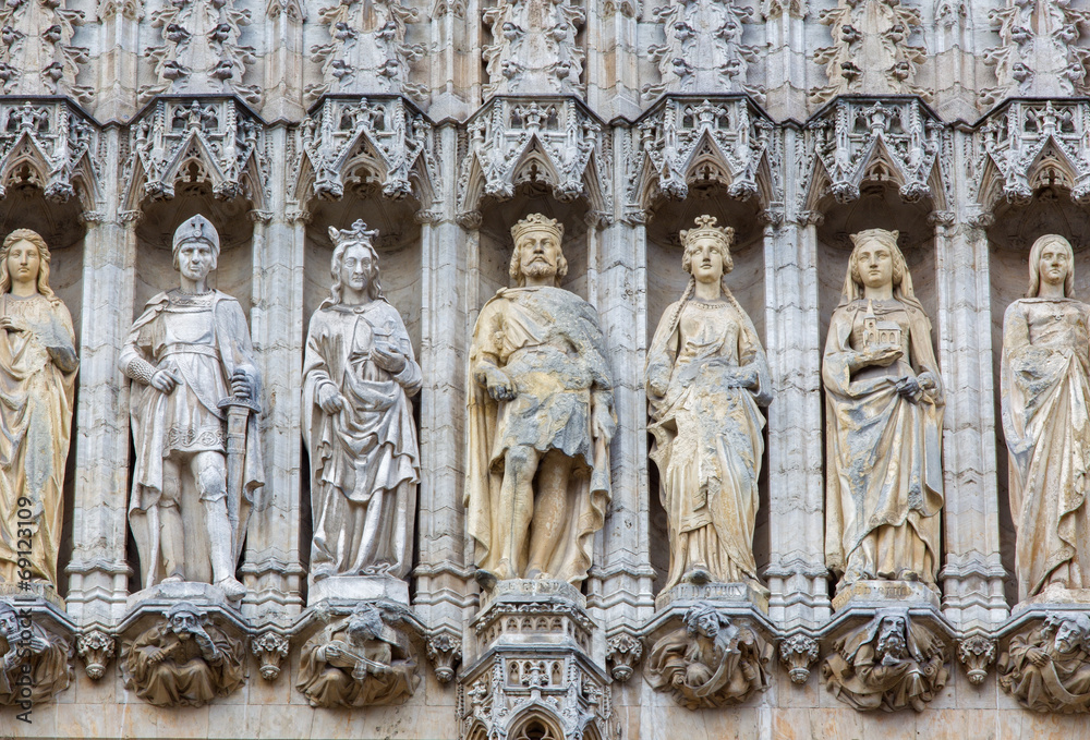 Brussels - The kings on the gothic facade of Town hall.