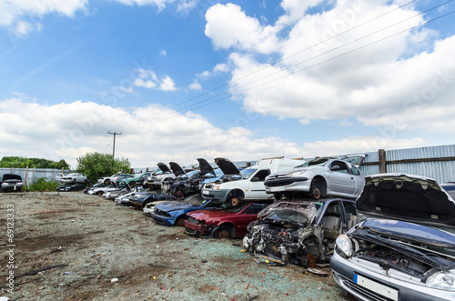 Billede på lærred Lots of destroyed cars in a row at scrapyard