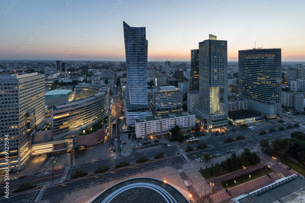 Naklejka premium Panorama centrum Warszawy podczas zachodu słońca