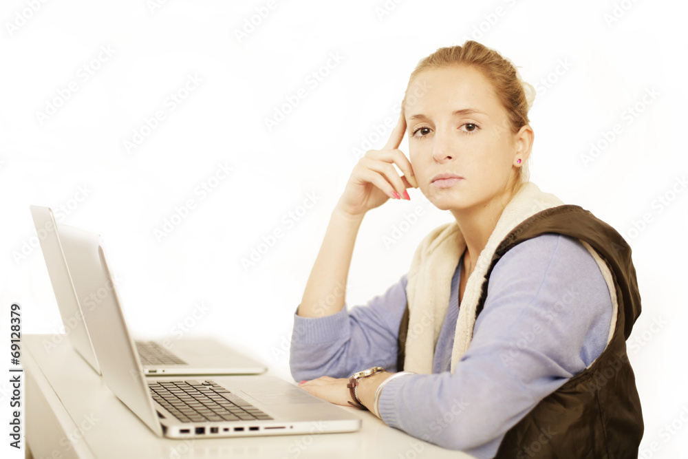 junge Frau sitzt nachdenklich am Notebook junge Frau sitzt nachdenklich am Notebook