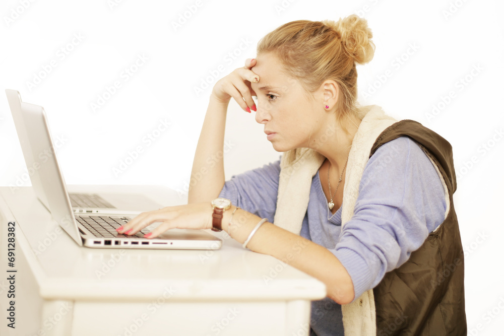 junge Frau mit Computerproblemen