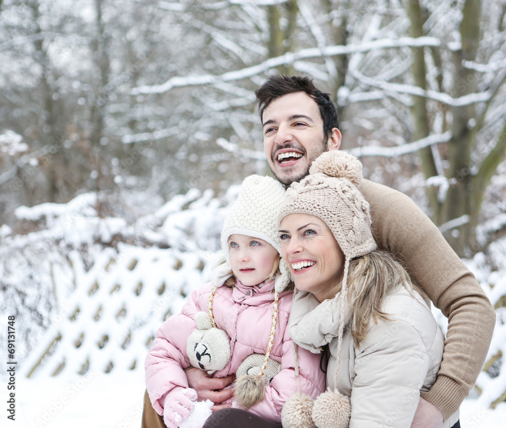 Obraz premium Glückliche Familie im Winter
