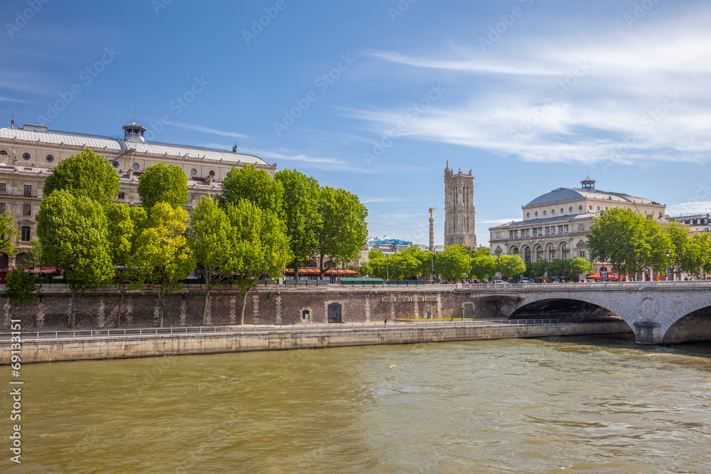 Fototapeta premium Tour Saint-Jacques et Théâtre du Châtelet, Paris