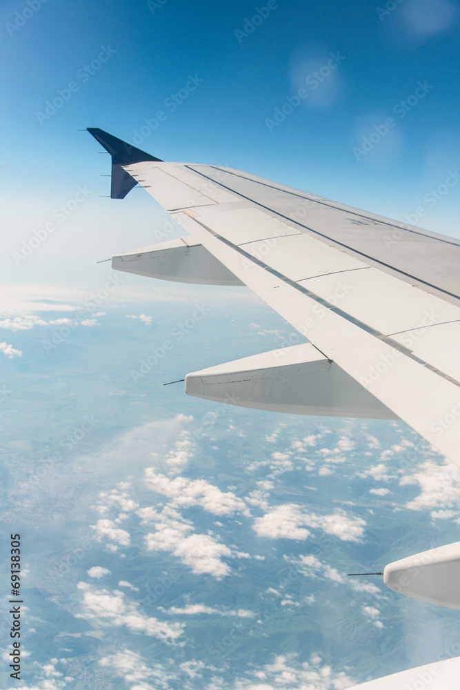 Obraz premium Airplane wing out of window