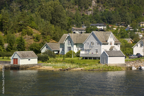 kleines dorf am hardangerfjord, norwegen