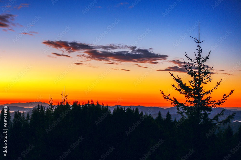 Obraz premium Sunrise over the mountains