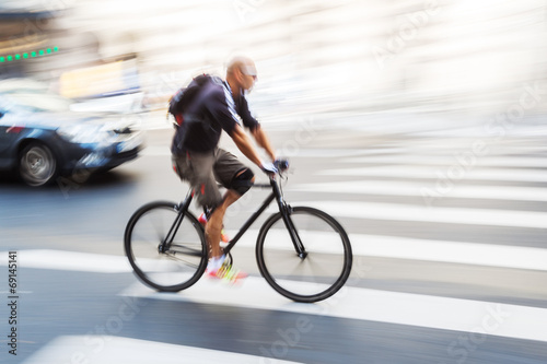 Radfahrer in der Stadt in Bewegungsunschärfe