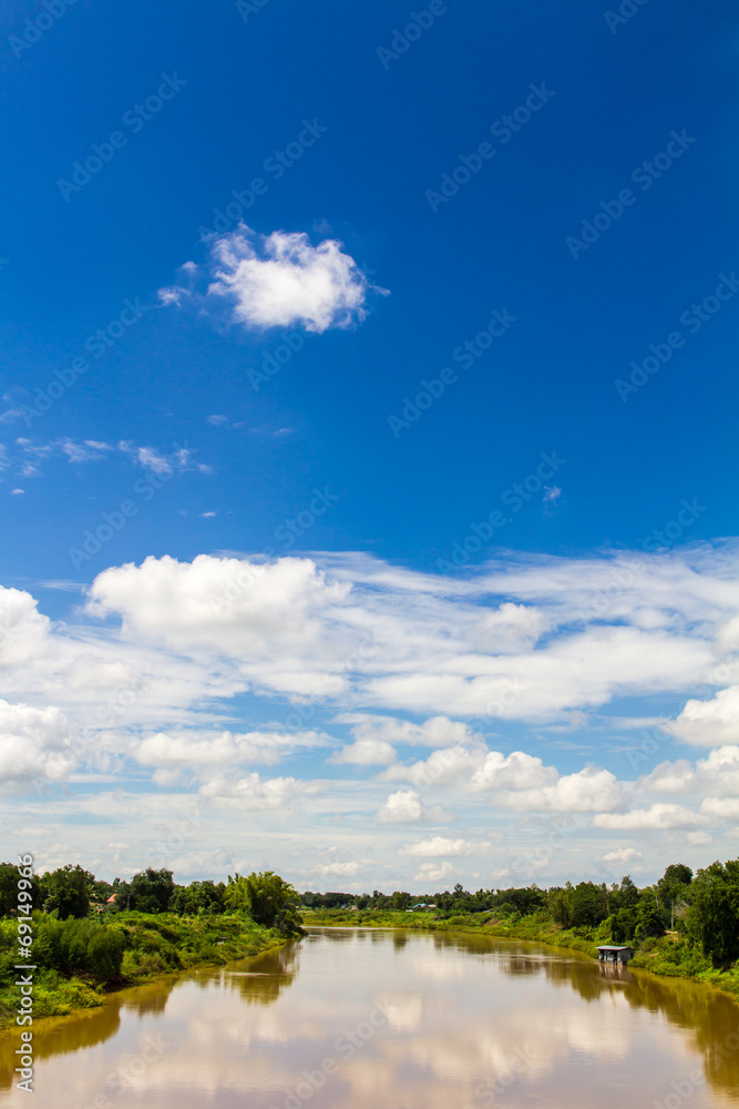 Obraz premium Natural scenery of the river with clouds in the daytime sky.
