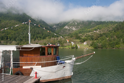 Wallpaper Mural Motorschiff am Fluss Drina Torontodigital.ca