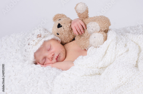 Baby hält Teddy