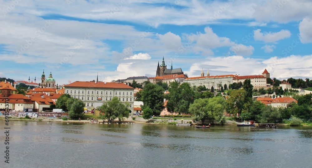 Prag, Blick von der Moldau zur Burg