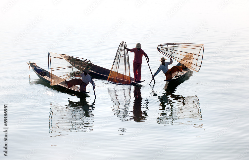 Φωτογραφία Traveling to Myanmar, outdoor photography of fisherman on tradit