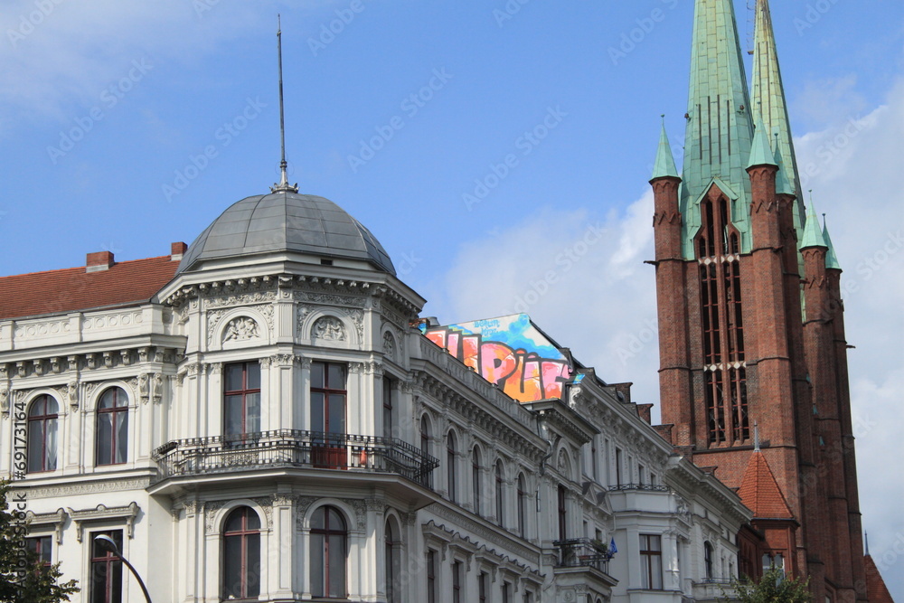 Yorckstraße mit Bonifaziuskirche in Berlin-Kreuzberg Yorckstraße mit Bonifaziuskirche in Berlin-Kreuzberg