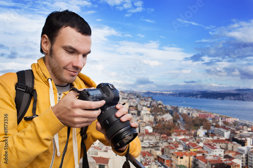 Canvas Print Tourist with camera take a picture
