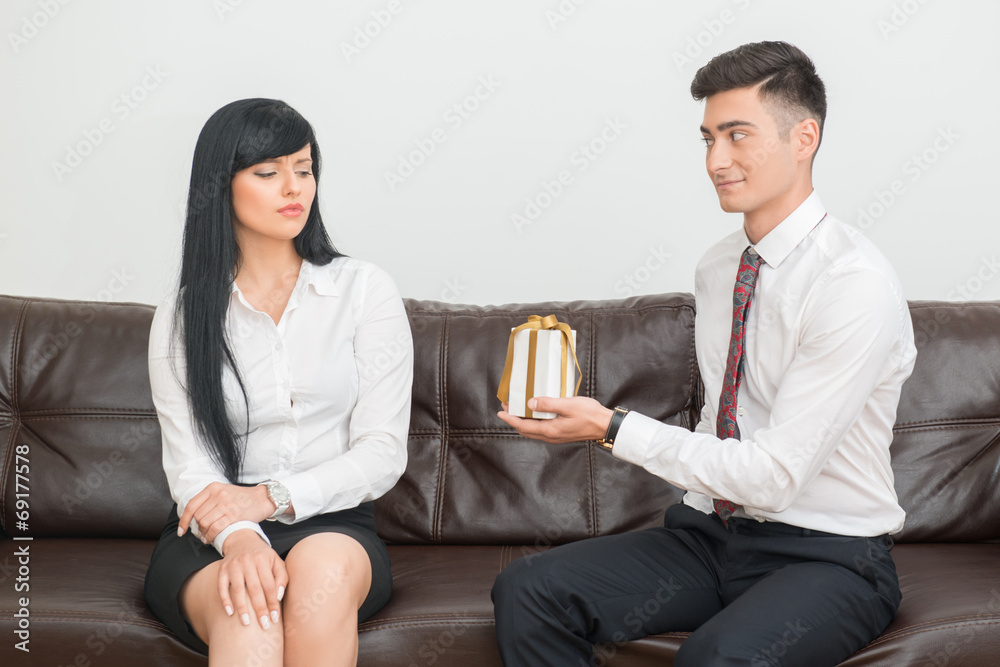 Obraz premium Business couple sitting on sofa in office