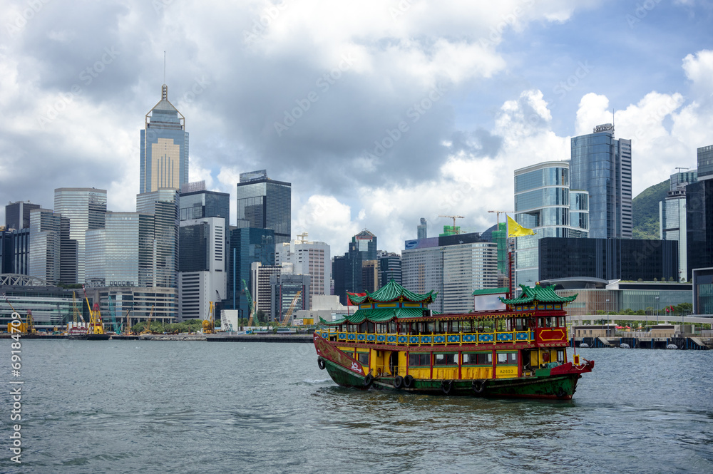 Fototapeta premium 香港島のビル群と観光船