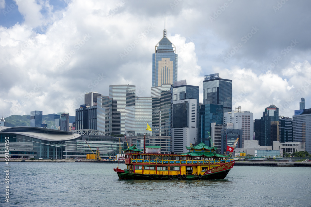 香港島のビル群と観光船