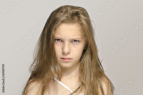 Foto Blonde young girl with messy hair upset and angry