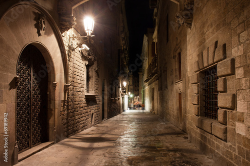 Street in Gothic Quarter of Barcelona at Night © Artur Bogacki