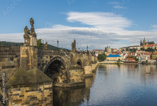 Прага вид на Влтаву и Карлов мост