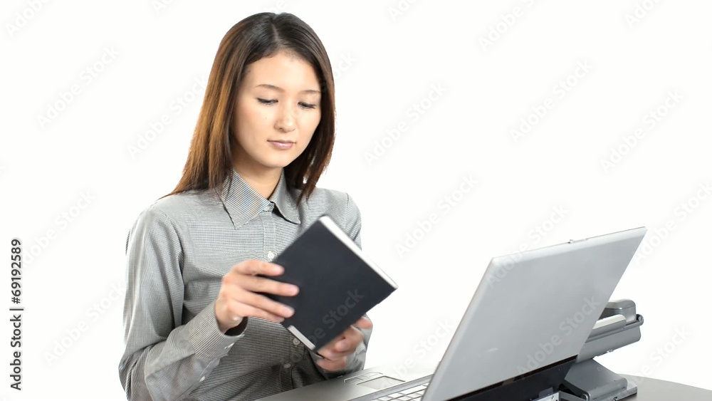 PCで仕事中のOL PCで仕事中のOL