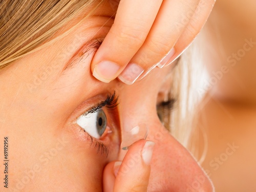 Applying Contact Lenses Easily