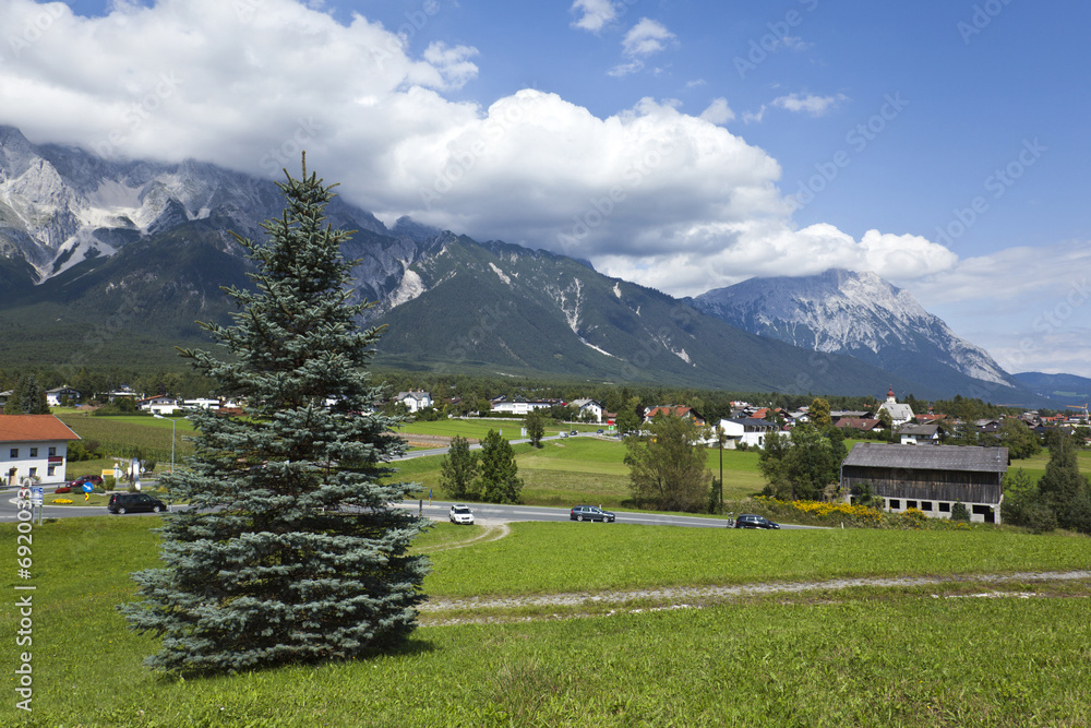 Tirol: Tallandschaft mit Gebirge