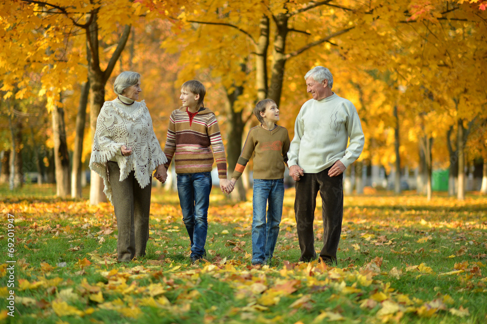 Fototapeta premium Friendly family in park