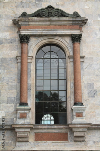 арочное окно с колоннами