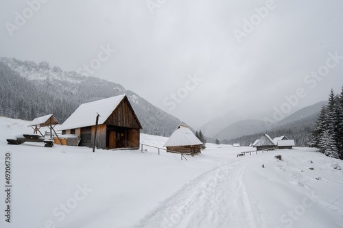 Krajobraz górski, zima, góralska chata © janmiko