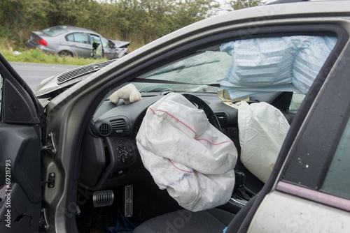 Ausgelöste Airbags nach Verkehrsunfall photo