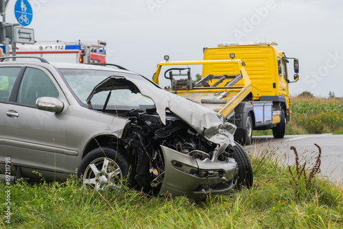 Abschleppdienst an Unfallstelle - Verkehrsunfall © benjaminnolte