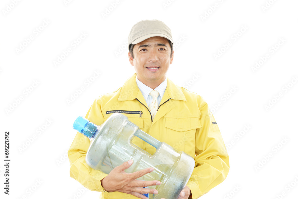 ボトルを運ぶ笑顔の男性