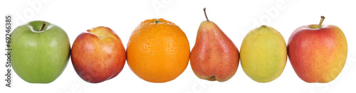 Früchte wie Äpfel, Orange, Birne, Pfirsich und Zitrone isolier