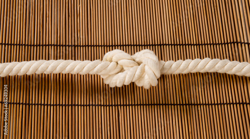 Foto rope with a knot on a background of straw