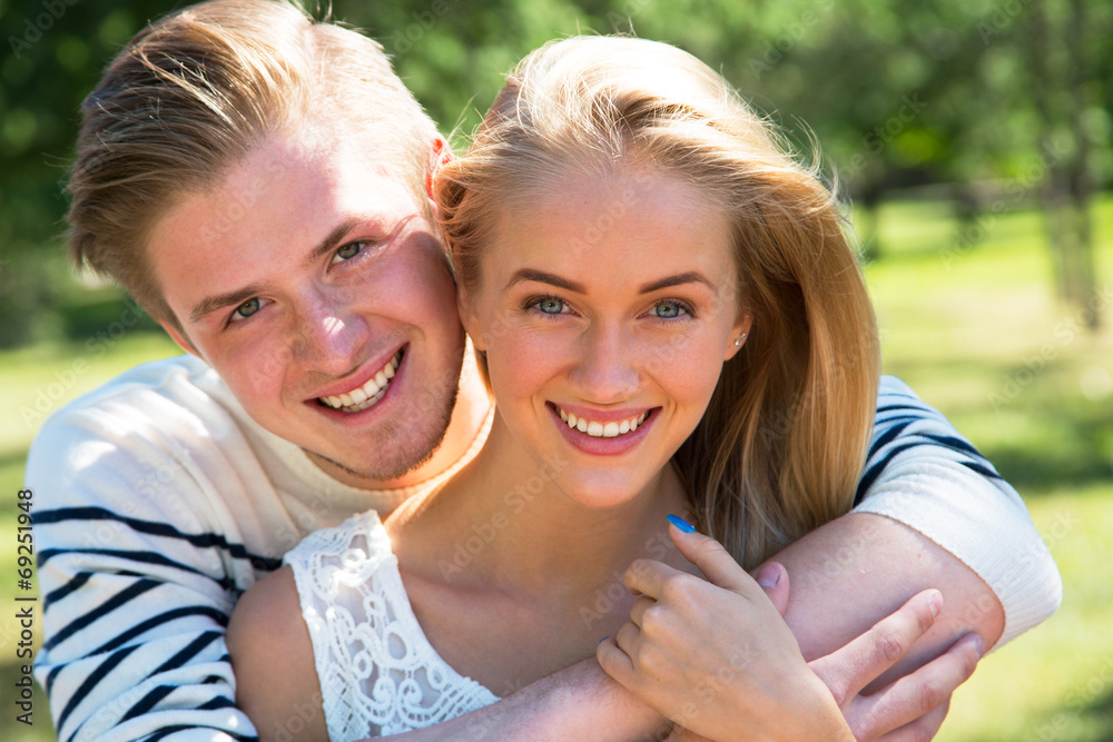 Obraz premium Portrait of a happy couple laughing at camera