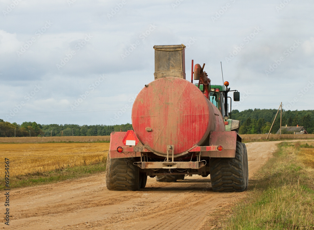 Obraz premium Tractor on the field.