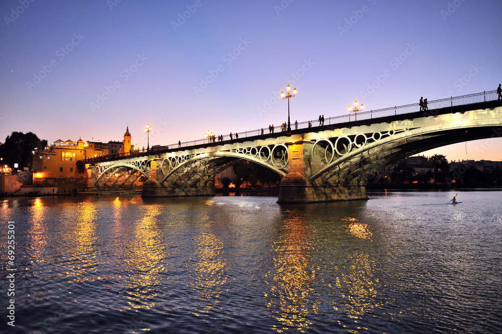 Fototapeta premium Puente de Triana al atardecer, Sevilla, España