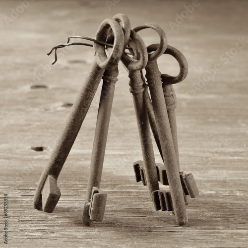 Foto old and rusty keys, in sepia tone